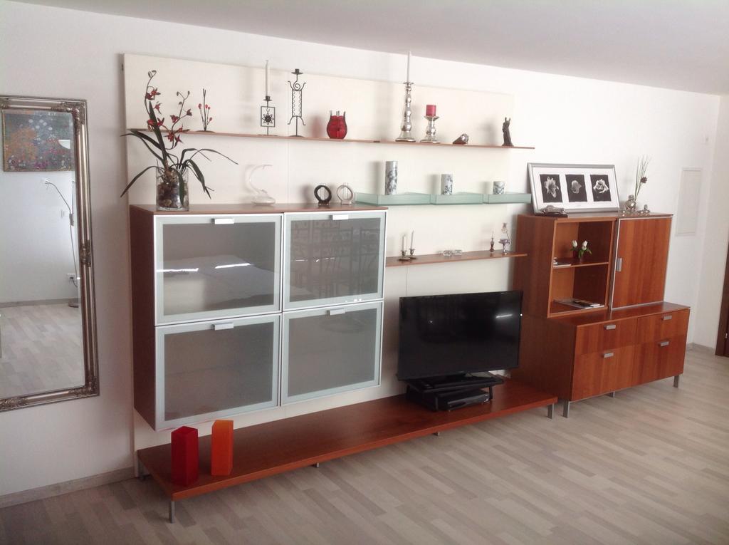 Studio 1 1/2 Contone Room photo
